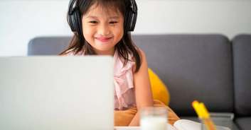 girl laptop 1